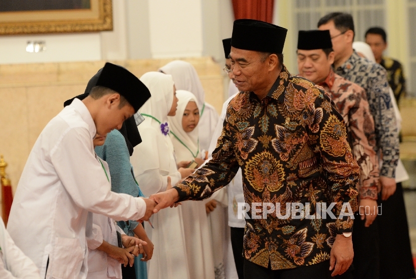 Mendikbud Muhadjir Effendy menyalami peserta usai membuka MTQ Anak Yatim di Istana Negara, Jakarta, Senin (12/6).