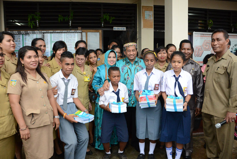   Mendikbud Muhammad Nuh menyerahkan Buku Kurikulum 2013 kepada Peserta Didik SMP dan SMA. 