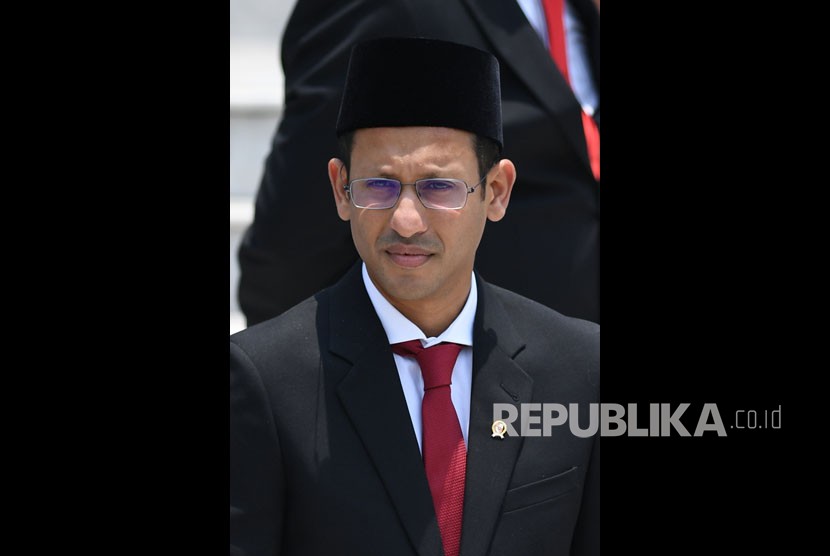 Mendikbud Nadiem Makarim bersiap mengikuti foto bersama seusai pelantikan menteri Kabinet Indonesia Maju di Beranda Istana Merdeka, Jakarta, Rabu (23/10/2019).