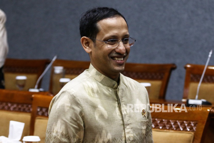 Mendikbud Nadiem Makarim bersiap mengikuti rapat kerja dengan Komisi X DPR di Kompleks Parlemen, Senayan, Jakarta.