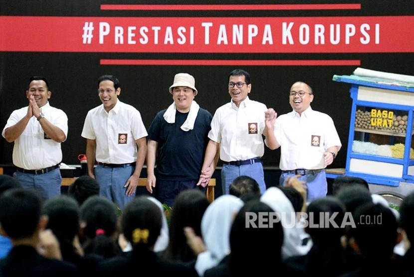 Mendikbud Nadiem Makarim (dua kiri), Menparekraf Wishnutama (dua kanan), Menteri BUMN Erick Thohir (tengah), Komedian Sogi Indra Dhuaja (kanan) dan Bedu (kiri) usai tampil dalam drama bertajuk Prestasi Tanpa Korupsi di SMKN 57 Jakarta, Jakarta Selatan, Senin (9/12). 