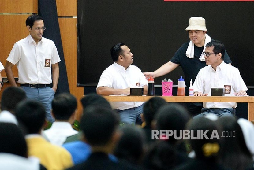 Mendikbud Nadiem Makarim (kiri) komedian Bedu (kedua kiri),  Menteri BUMN Erick Thohir (kedua kanan)  dan Menparekraf Wishnutama (kanan) terlibat dialog saat tampil dalam drama bertajuk Prestasi Tanpa Korupsi di SMKN 57 Jakarta, Jakarta Selatan, Senin (9/12). 