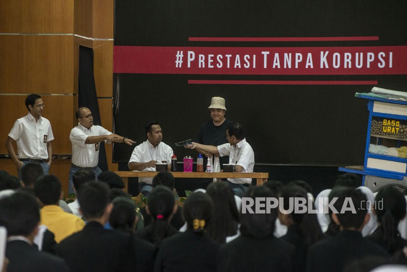 Mendikbud Nadiem Makarim (kiri), Menparekraf Wishnutama (kanan), Menteri BUMN Erick Thohir (kedua kanan), Komedian Sogi Indra Dhuaja (kedua kiri), dan Bedu (tengah) tampil dalam drama bertajuk Prestasi Tanpa Korupsi di SMKN 57 Jakarta, Jakarta Selatan, Senin (9/12/2019).
