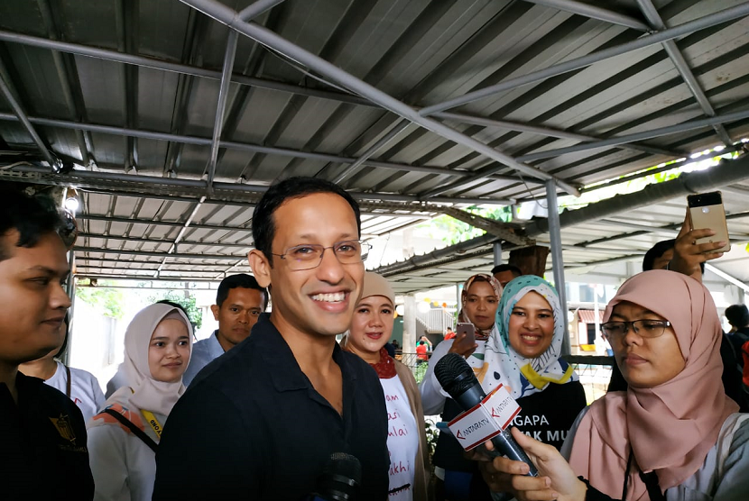 Mendikbud Nadiem Makarim usai temu pendidik nusantara di Sekolah Cikal Cilandak, Jakarta Selatan, Sabtu (26/10). 
