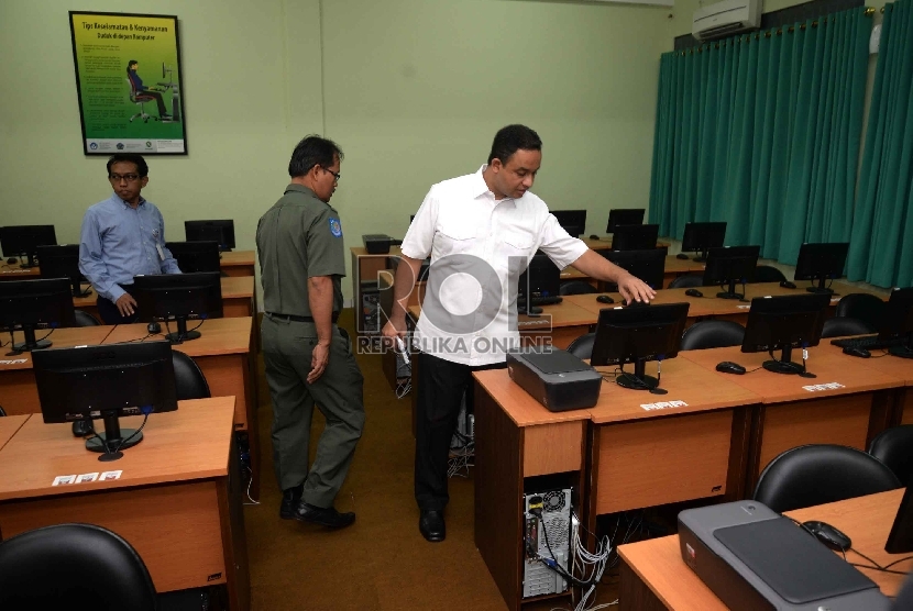 Mendikbud Tinjau Persiapan Ujian Nasional: Mendikbud Anies Baswedan meninjau persiapan Ujian Nasional di SMKN 28, Jakarta Selatan, Senin (13/4) (Republika/ Yasin Habibi)