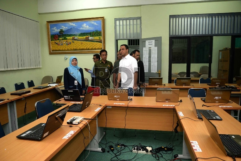 Mendikbud Tinjau Persiapan Ujian Nasional: Mendikbud Anies Baswedan meninjau persiapan Ujian Nasional di SMKN 28, Jakarta Selatan, Senin (13/4) (Republika/ Yasin Habibi)