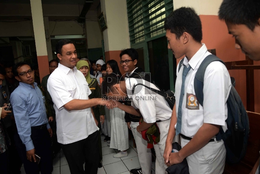 Mendikbud Tinjau Persiapan Ujian Nasional: Mendikbud Anies Baswedan meninjau persiapan Ujian Nasional di SMKN 28, Jakarta Selatan, Senin (13/4) (Republika/ Yasin Habibi)