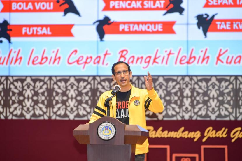 Mendikbudristek, Nadiem Anwar Makarim, membuka POMNAS ke-17 Tahun 2022 di Universitas Negeri Padang, Kamis (17/11/2022)
