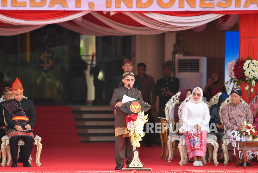 Mendikdasmen Abdul Mu'ti menjadi pembina upacara dalam peringatan hari guru nasional di Surabaya, Selasa (25/11/2025).
