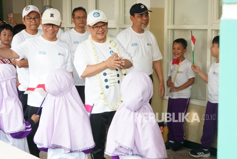 Mendikdasmen Prof Abdul Muti mengunjungi SD Al Hikmah Surabaya, Sabtu (23/8/2025).