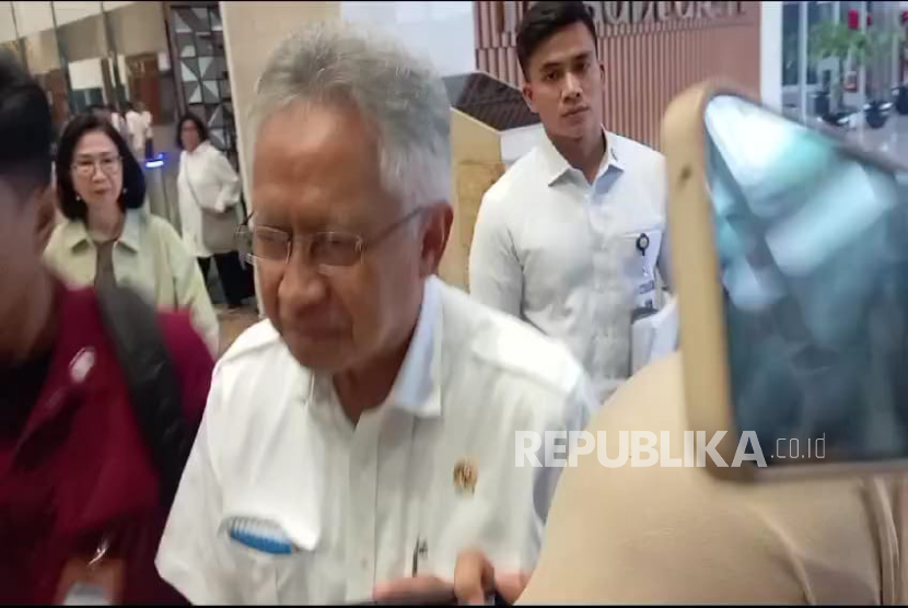 Mendikti Saintek Prof Satryo Soemantri Brodjonegoro usai rapat kerja dengan Komisi X DPR di Kompleks Parlemen, Senayan, Jakarta Pusat, Kamis (23/1/2025).