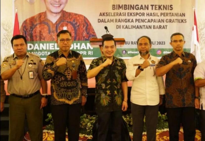 Mendukung Gerakan Tiga Kali Ekspor (Gratieks) komoditas pertanian, Bea Cukai Pontianak turut hadir dan menjadi narasumber dalam acara Bimbingan Teknis Akselerasi Ekspor Komoditas Pertanian dalam Rangka Pencapaian Gratieks di Kalimantan Barat.