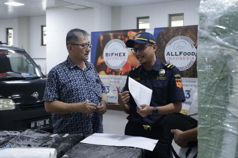 Mendukung kelancaran para pengusaha tempat penjualan eceran minuman mengandung etil alkohol (TPE MMEA) dalam gelaran Jogja International Food & Horeca Expo (JIFHEX), Bea Cukai Yogyakarta gelar pemeriksaan lokasi pada Rabu, 7 Agustus 2024.