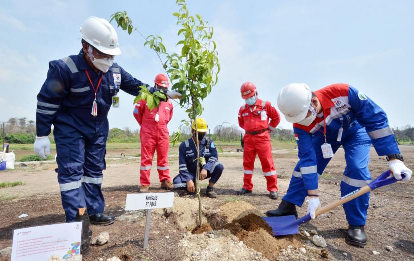 Mendukung semangat Go Green Pertamina, 1.000 bibit pohon ditanam di area Kilang Balongan. 