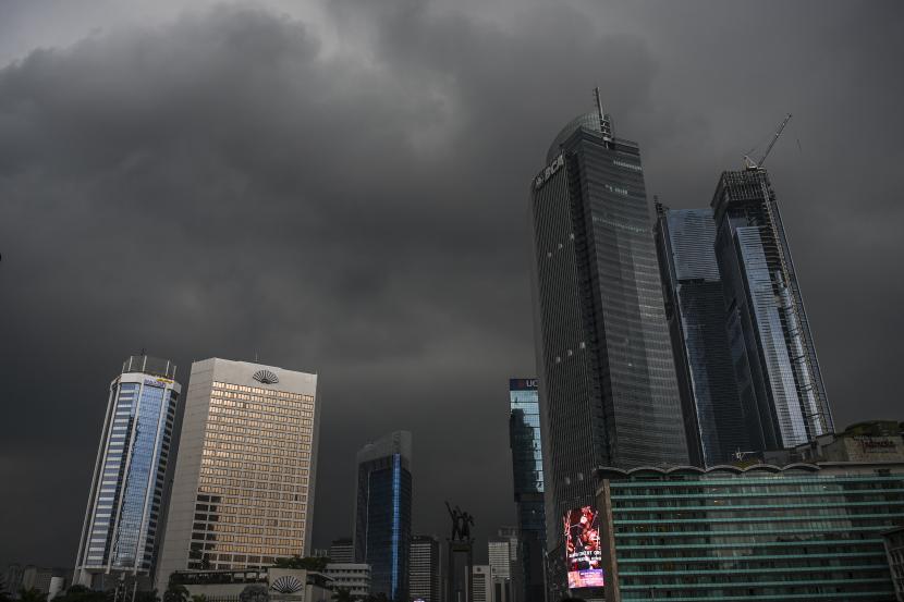 Mendung menyelimuti kawasan Bundaran Hotel Indonesia di Jakarta, Sabtu (15/10/2022). Badan Meteorologi Klimatologi dan Geofisika merilis cuaca ekstrem akan terus berlanjut hingga sepekan ke depan dan diprediksi akan terjadi di hampir seluruh wilayah Indonesia. 