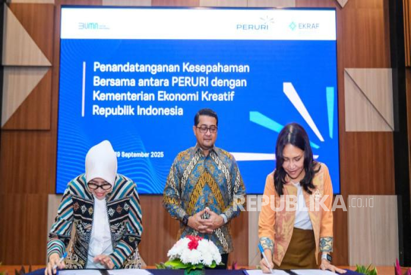 Menekraf Teuku Riefky Harsya bersama Dirut Perum Peruri Dwina Septiani Kencanawati meneken MoU di Jakarta.
