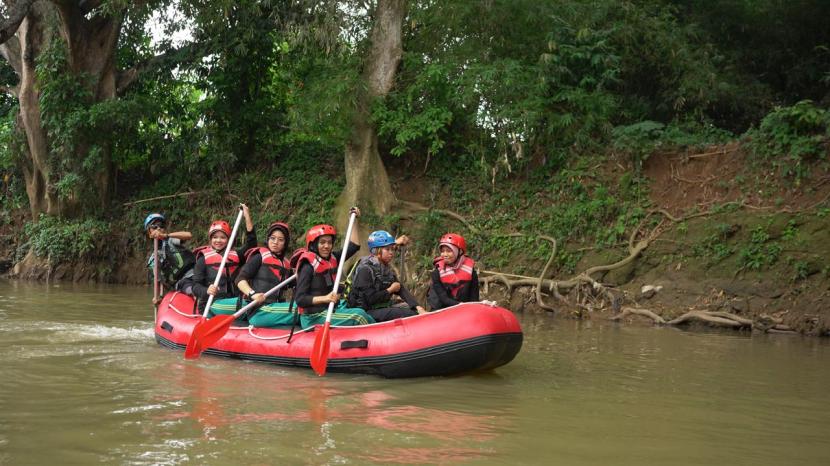 Menelusuri Sungai Cikeas.