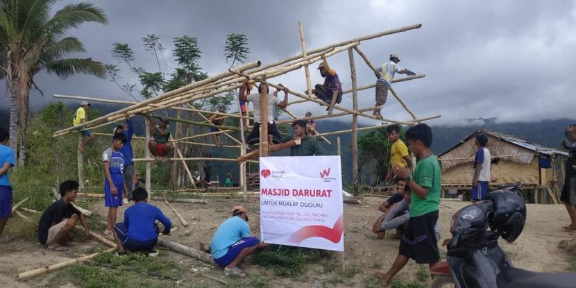 Menempuh jarak lebih dari 10 km dari jalan raya menuju wilayah pegunungan di Sulawesi Tengah, relawan bersama masyarakat membangun masjid sementara untuk masyarakat Dusun Ogolau, Desa Tibu, Kec. Tinombo, Parigi Moutong. Sulawesi Tengah.