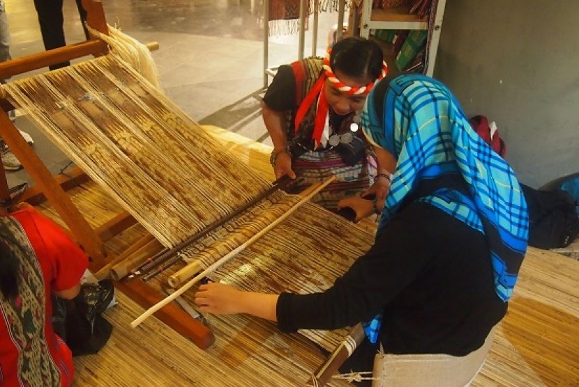 Menenun kain Ulap Doyo, kain khas Suku Dayak
