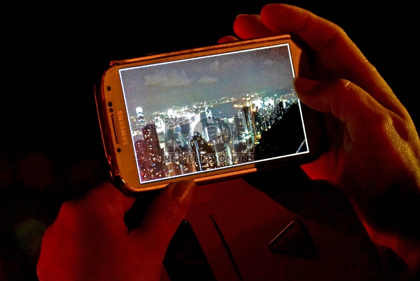 Mengabadikan pemandangan kota dengan kamera smartphone.