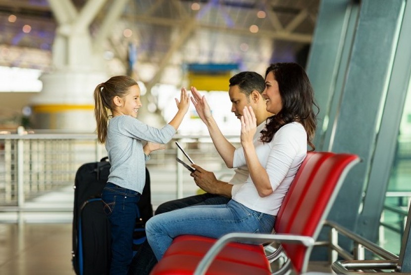 Mengajak anak bermain dapat hilangkan stress penundaan penerbangan