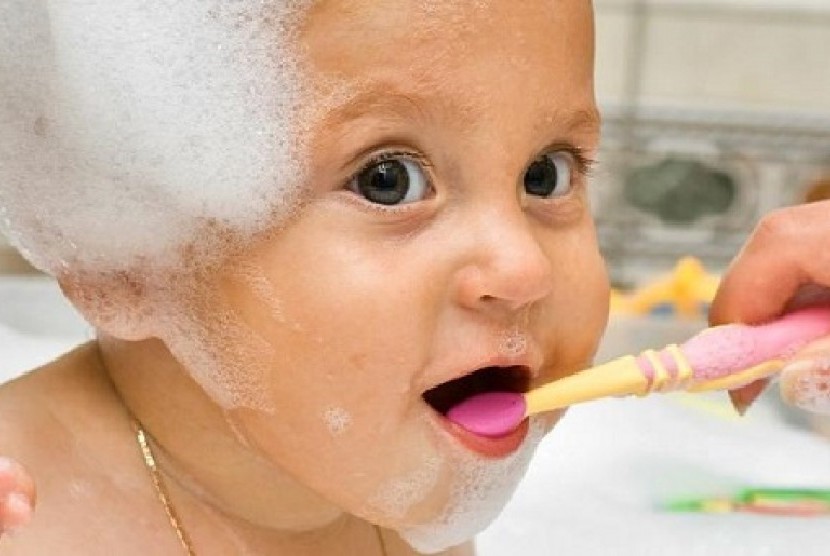 Pentingnya Merawat Gigi Anak Sejak masih Bayi | Republika Online