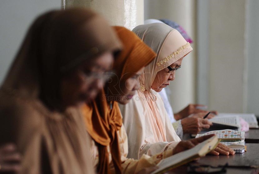 Mengaji Warga sedang membaca ayat suci al-Quran di Majelis Ta'lim Al-Falaah, Jakarta, Selasa (18/3). 