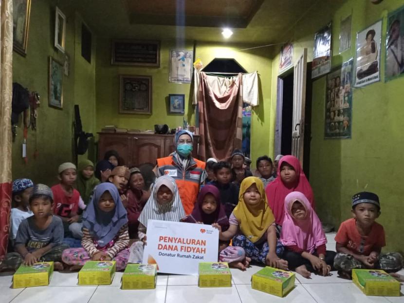 Mengakhiri pekan pertama di awal tahun 2022, Rumah Zakat Banjarmasin menyalurkan nasi bungkus kepada anak-anak yatim dan dhuafa di rumah guru ngaji di jalan AMD Permai HKSN Banjarmasin Utara.