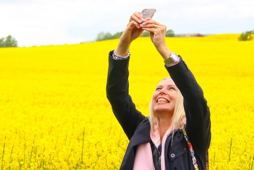 Mengambil gambar sendiri alias selfie ternyata bisa meningkatkan kebahagiaan.