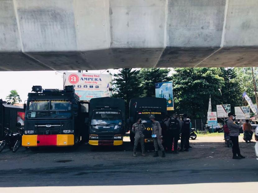 Mengantisipasi kedatangan massa Reuni 212, aparat gabungan TNI-Polri, Satpol PP dan Dishub Kabupaten Bogor melakukan penyekatan terhadap akses menuju Masjid Az-Zikra di Jalan MH Thamrin Sentul City, Desa Cipambuan, Kecamatan Babakan Madang, Kabupaten Bogor, Kamis (2/12). 