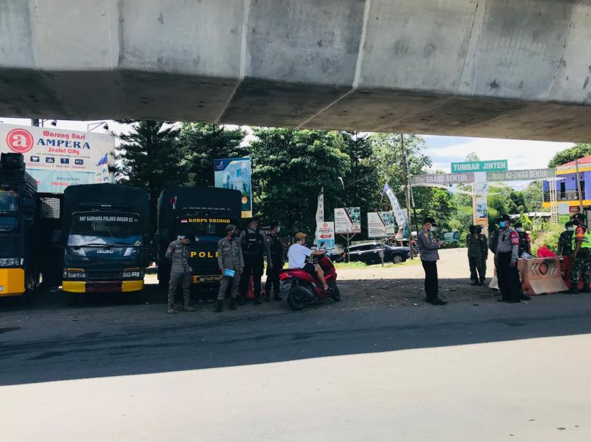  Mengantisipasi kedatangan massa Reuni 212, aparat gabungan TNI-Polri, Satpol PP dan Dishub Kabupaten Bogor melakukan penyekatan terhadap akses menuju Masjid Az-Zikra di Jalan MH Thamrin Sentul City, Desa Cipambuan, Kecamatan Babakan Madang, Kabupaten Bogor, Kamis (2/12). 