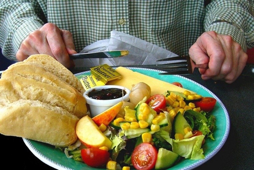 Mengatur porsi makan bisa membantu mengendalikan berat badan.