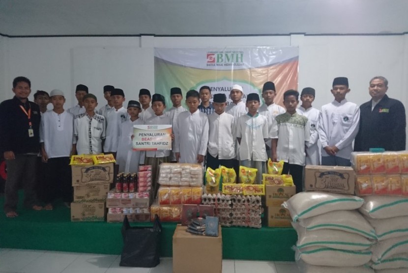 Mengawali 2018, Laznas Baitul Maal Hidayatullah (BMH) Perwakilan Jawa Barat menggulirkan program pendidikan bernama ‘Senyum Anak Indonesia’ dan pembagian paket gizi sehat. 