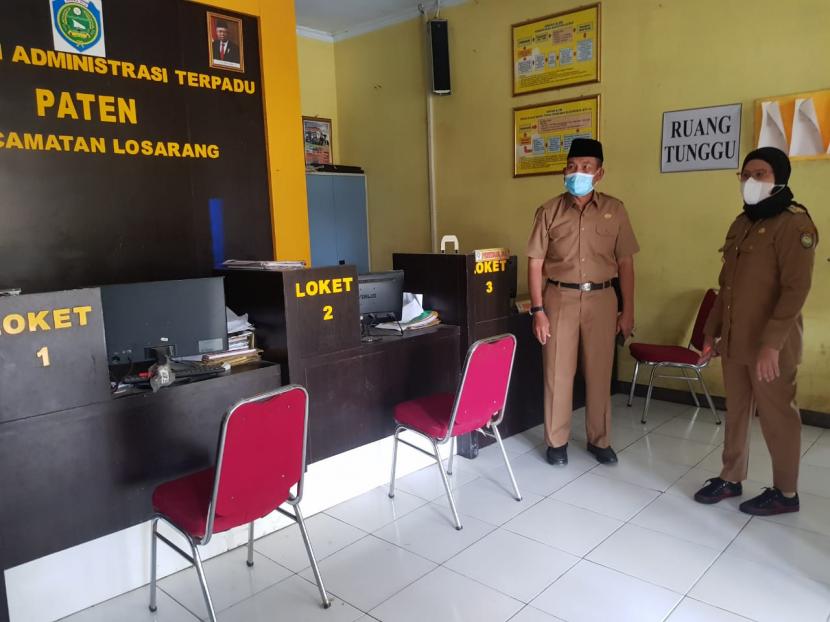 Bupati Indramayu Nina Agustina saat melakukan inspeksi mendadak (sidak) di kantor kecamatan, Senin (1/3/2021). 