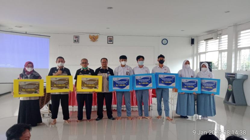 Mengawali semester genap 2022/2023, SMA Bosowa Bina Insani Bogor memberikan apresiasi kepada siswa berprestasi dan guru berkinerja terbaik.