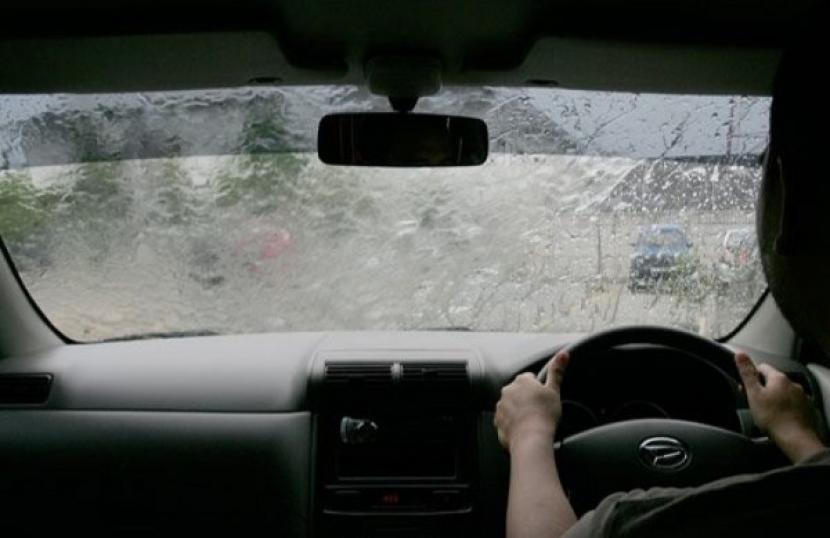 Mengemudi kendaraan saat musim hujan perlu ekstra hati hati  agar tetap nyaman dan selamat sampai tujuan