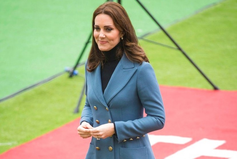 Mengenakan blazer biru Kate Middleton tampak segar untuk penampilan keduanya, (18/10), setelah sebelumnya harus beristirahat akibat kondisi kesehatan di kehamilan ketiganya.