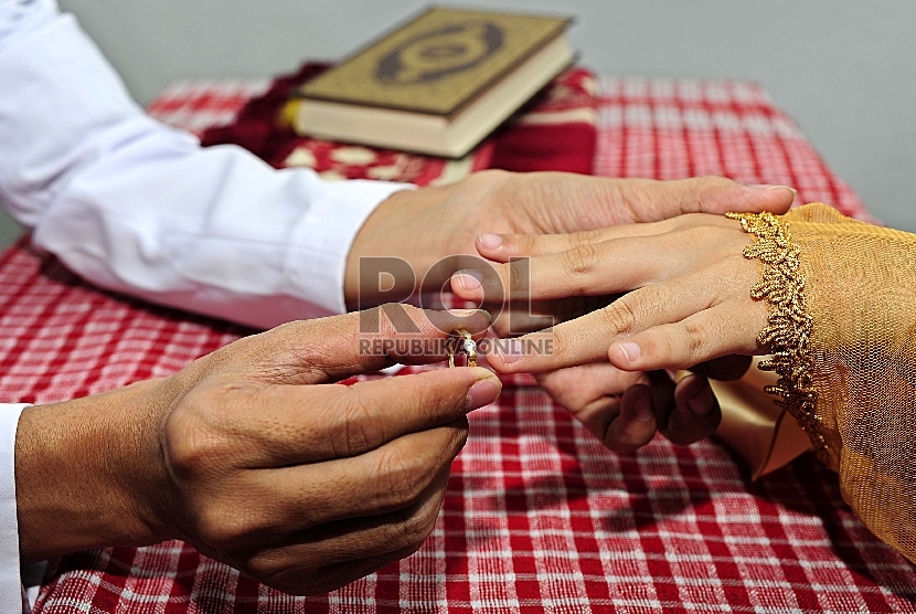 Mengenakan cincin perkawinan. Islam mengatur mengenai mahar perkawinan. (ilustrasi)