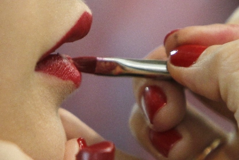 Mengenakan dulu lipliner membantu mencegah lipstik keluar dari garis bibir.
