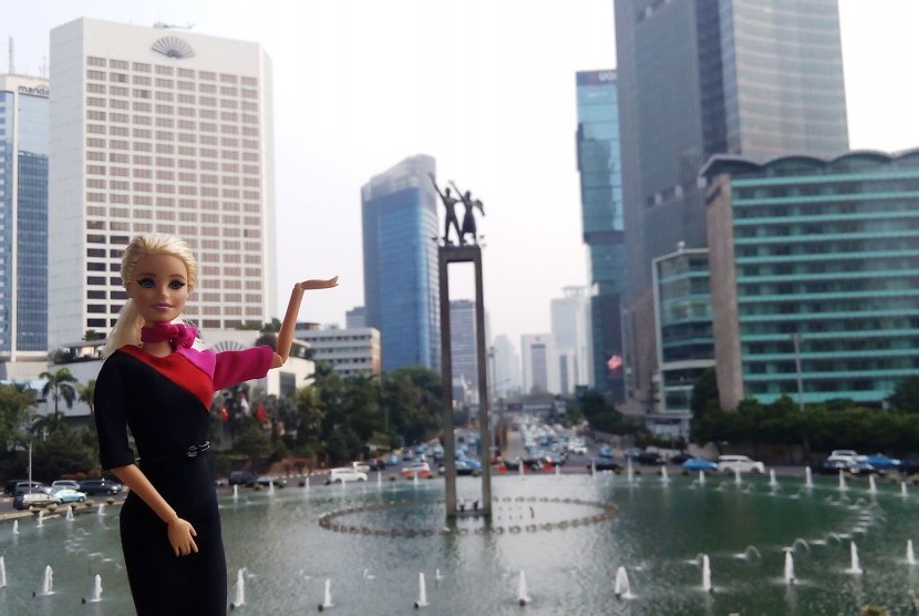Mengenakan seragam awak kabin terbaru Qantas, Barbie akan mengunjungi beberapa tempat ikonik antara lain Bundaran Hotel Indonesia, Pelabuhan Sunda Kelapa serta Museum Fatahillah.