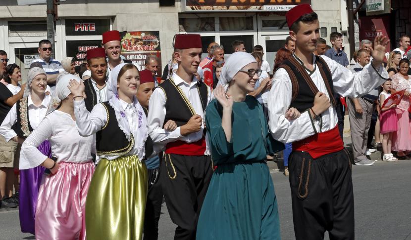Mengenal Tradisi Muslim Bosnia, Ajvatovica. Para pemuda-pemudi di Donji Vakuf, Bosnia, merayakan Ajvatovica ke-509.