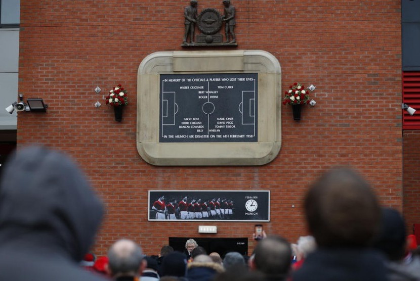 Mengenang Tragedi Munich 1958 di Old Trafford.