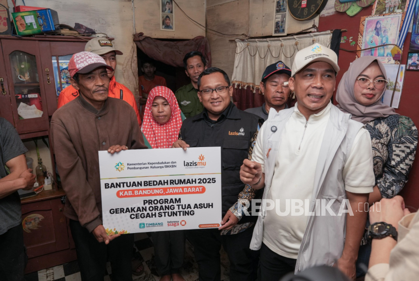 Menggandeng LazisMu, Kementerian Kependudukan dan Pembangunan Keluarga (Kemendukbangga)/BKKBN gelar program bedah rumah untuk cegah stunting di Kabupaten Bandung, Jabar, Rabu (16/7/2025).
