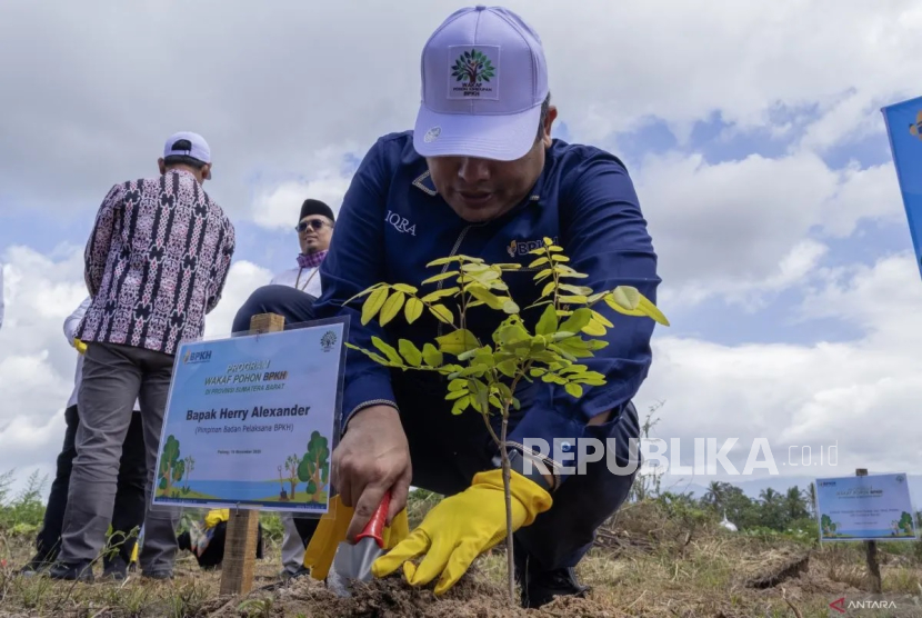 Menggandeng Majelis Pendayagunaan Wakaf Muhammadiyah, BPKH gelar program Wakaf Pohon di Kota Padang, Sumatra Barat, pada Jumat (14/11/2025).