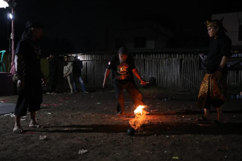 menggelar pertunjukan permainan bola api di Desa Cimanganten, Kecamatan Tarogong Kaler, Kabupaten Garut, Jawa Barat.