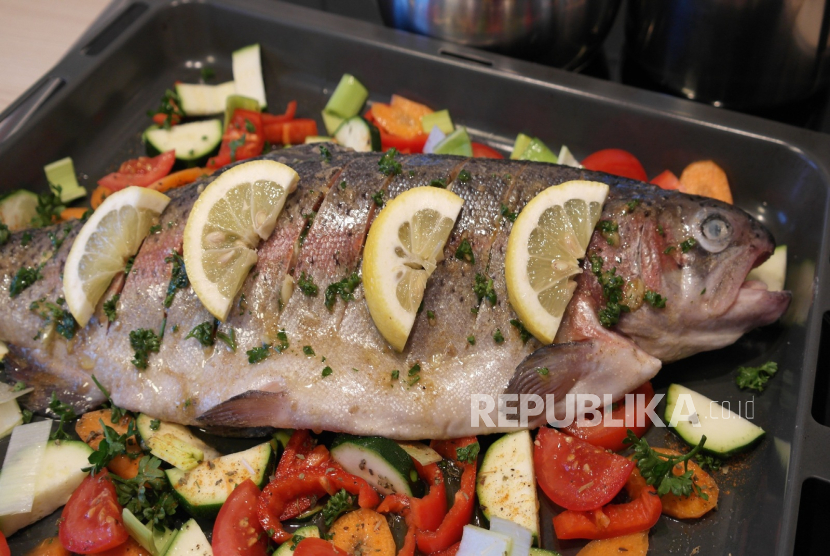 Menggoreng Ikan dalam Keadaan Hidup, Apa Hukumnya?