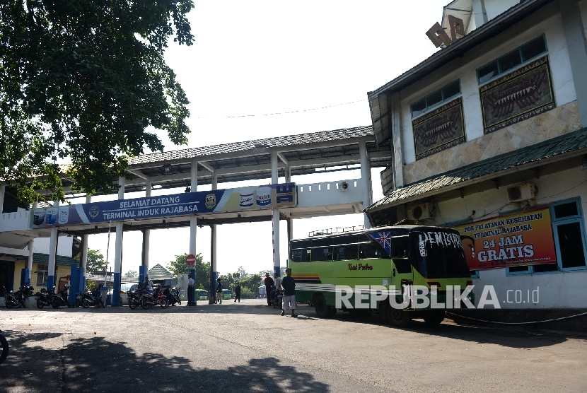 Menghadapi arus mudik Lebaran Idul Fitri 1437 H, Terminal Induk Rajabasa, Bandar Lampung, telah menyiapkan sekitar 400-an kendaraan armada angkutan mudik lebaran. 