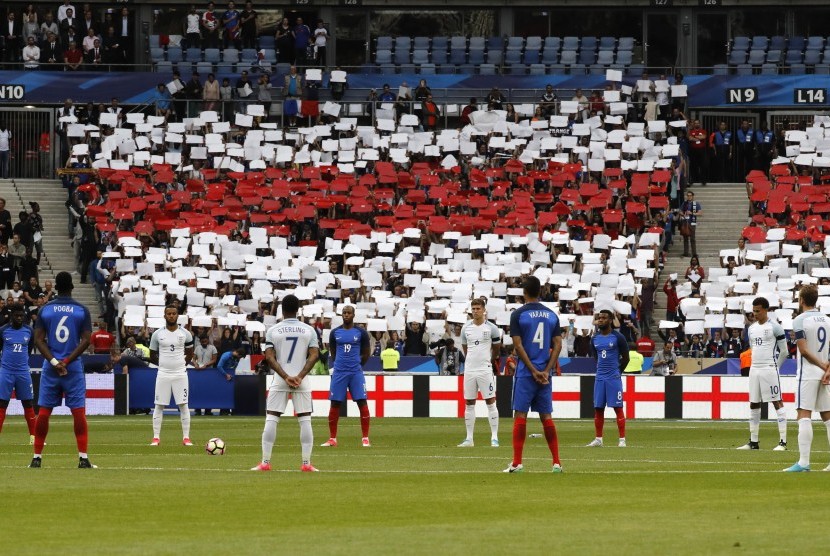 Mengheningkan cipta sejenak menghormati korban bom Manchester dan London dilakukan oleh penggawa timnas Prancis dan Inggris sebelum laga persahabatan di Stade de France, Paris, Rabu (14/6) dini hari WIB.