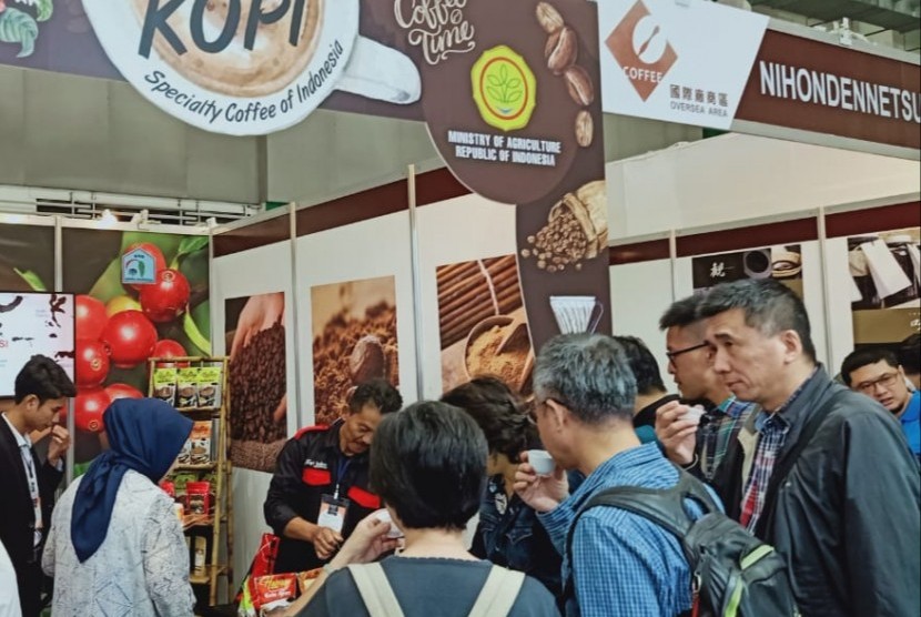 Petani muda mengikuti Internasional Food and Beverage yang berlangsung di Taipei, Taiwan, Jumat (15/11). 