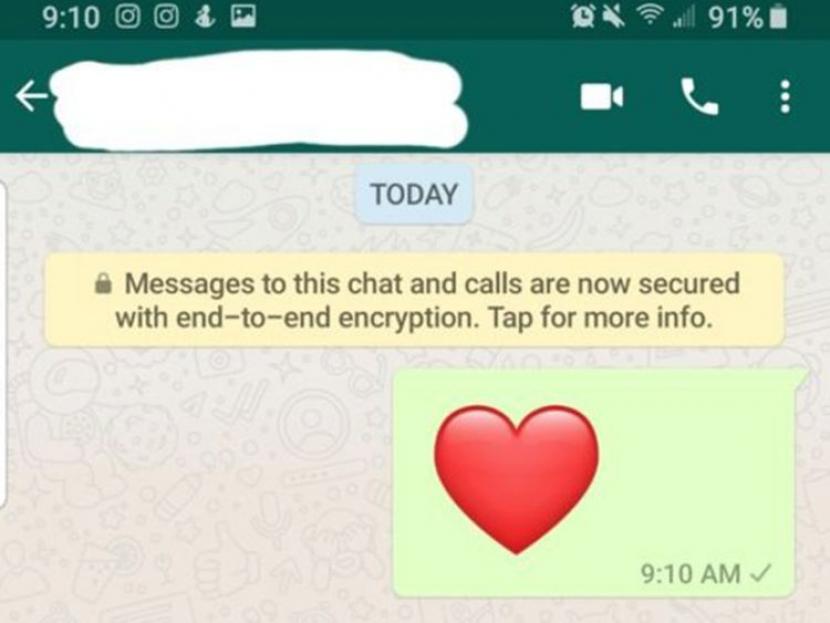 Mengirim emoji hati merah di WhatsApp.